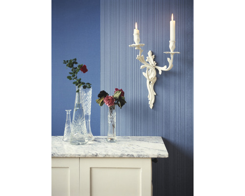 Scen med blomvaser på ett marmorbord och en ljusstake på väggen