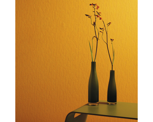 Två vaser med blommor på ett bord framför en vägg