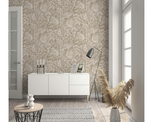 Vardagsrum med blommönstrad tapet, vit byrå och dekoration