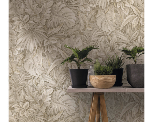 Mönstrad tapet med botaniskt motiv och krukväxter på ett bord