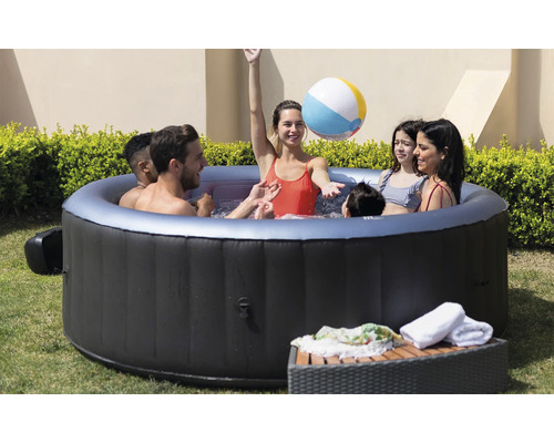 Uppblåsbar bubbelpool med flera personer i trädgården