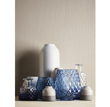Diverse vaser av glas och keramik i en samling.