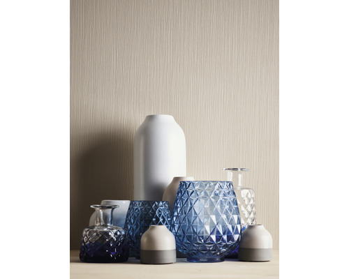 Diverse vaser av glas och keramik i en samling.