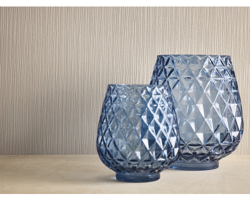 Två blå glasvaser med geometriskt mönster på en yta