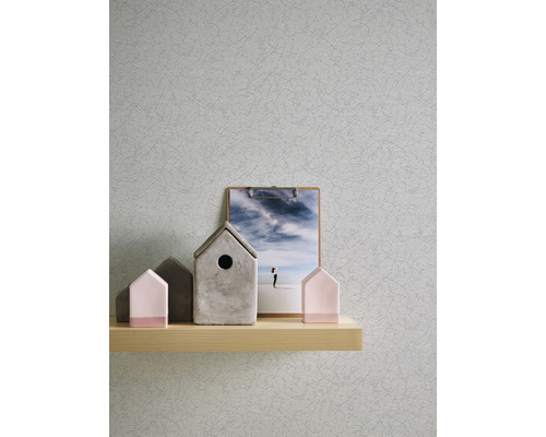 Ljus texturtapet med dekoration på en hylla