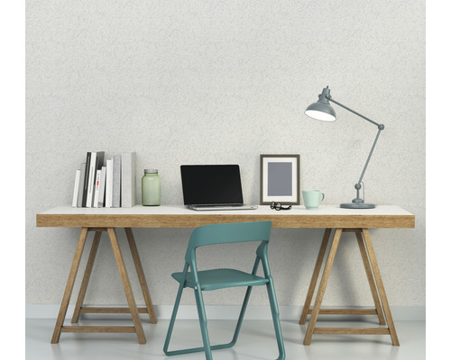 Arbetsrum med skrivbord, stol, lampa, bärbar dator och böcker för en ljus och organiserad atmosfär.