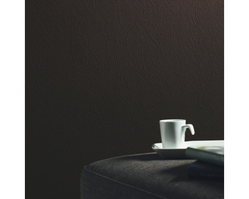 Närbild av en brun strukturtapet med en drink och en bok på ett bord