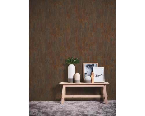 Dekorativ interiör med en tapet med rost effekt, en träbänk och accessoarer.