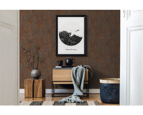 Dekorativ brun väggtapet i vardagsrum med sidobord och dekorativa tillbehör