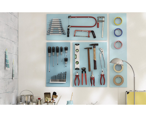 Verktygsvägg med skiftnycklar, sågar, skruvmejslar, borrar, vattenpass, hammare, tänger och tejp