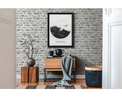 Vardagsrum med tegel tapet, skänk och dekorationer