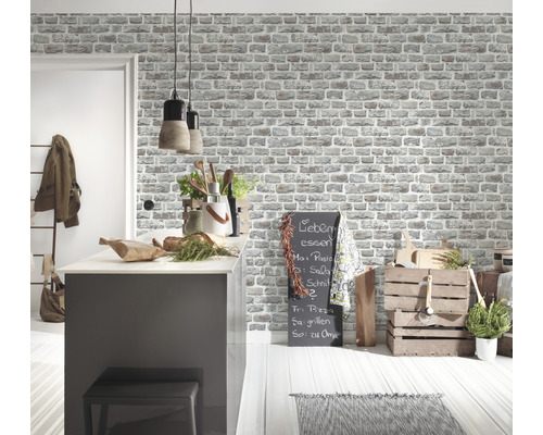 Köksscen med tapet med tegelmönster, köksbänk och dekorativa element