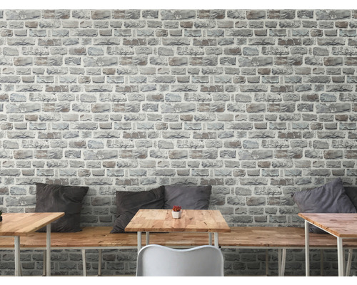 Väggdekoration med tapet i stenmurdesign ovanför sittplats