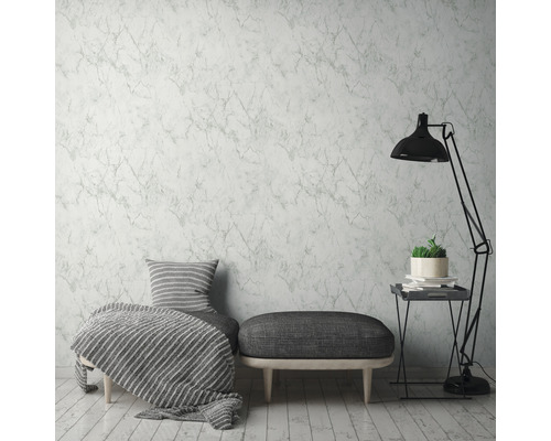 Vardagsrum med marmortapet, sittplats och golvlampa