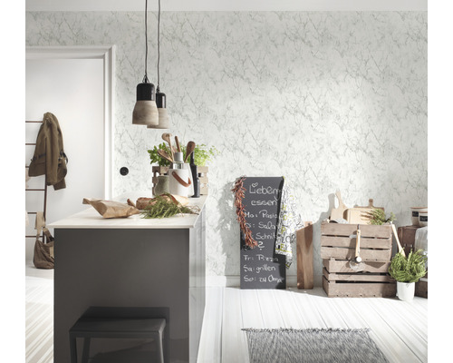 Ljust kök med köksö, griffeltavla och dekorationer