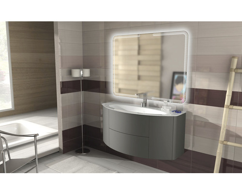 Modernt badrum med tvättställ, belyst spegel och kakelvägg