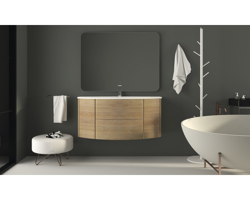 Badrum med tvättställ, spegel, badkar och handdukshållare