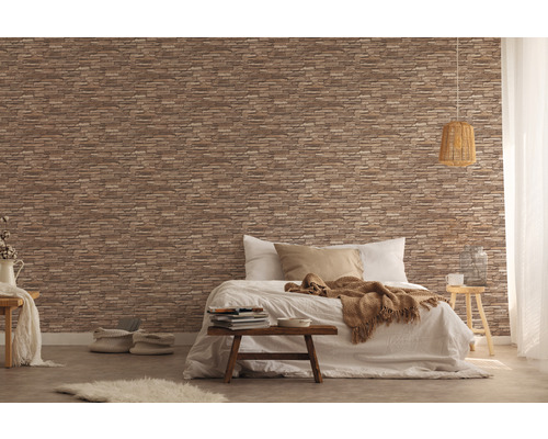 Sovrum med en vägg med tapet med stenmotiv