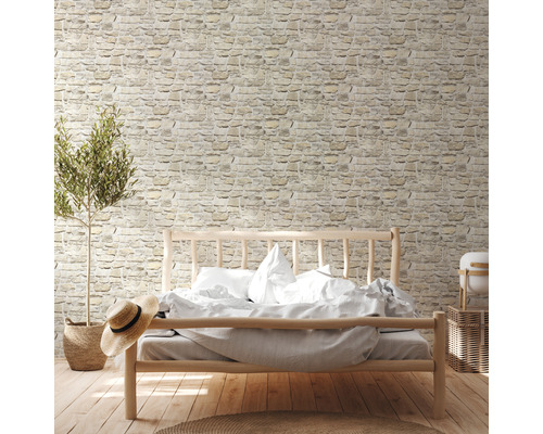 Sovrum med tapet i stenlook, träsäng och krukväxt