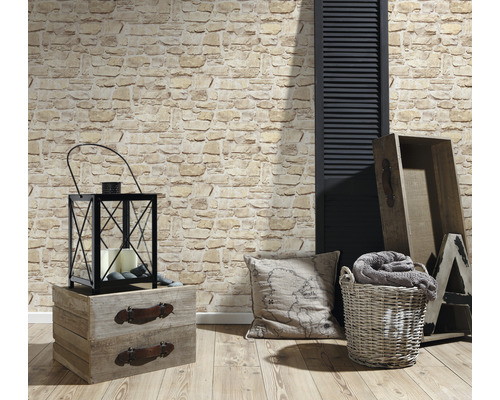 Dekorativ scen med tegelstapeter, lykta, trälåda, kudde och korg