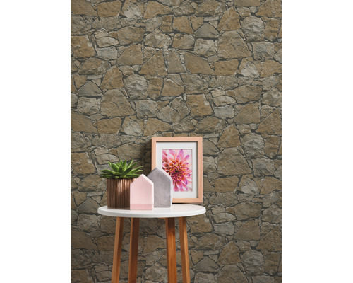 Tapet med stenmönster bakom bord med dekoration