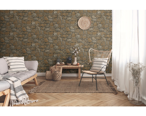 Vardagsrum med tapet i stenlook, soffa, stol och matta