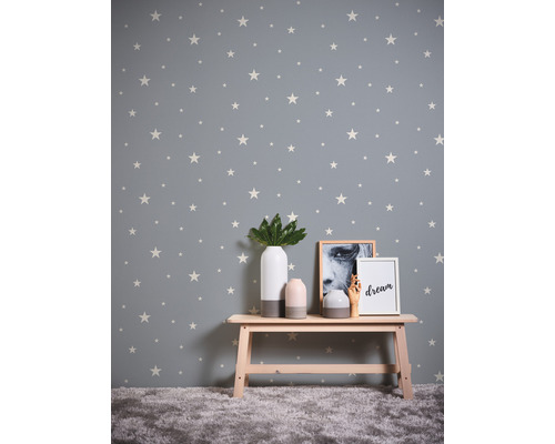 Rum med stjärntapet, bänk och dekorativa föremål.