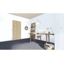 Arbetsrum med skrivbord, stol, lampa och dörr