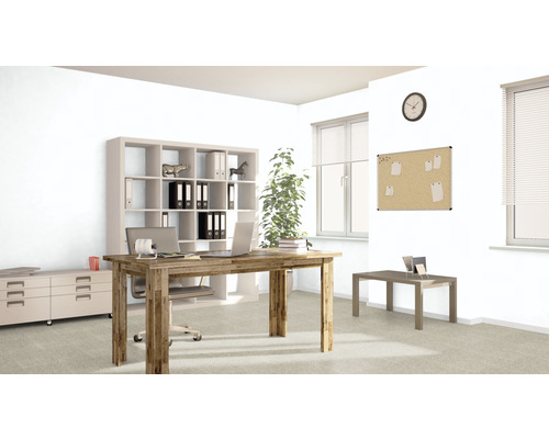 Kontor med skrivbord, hylla och kontorsmöbler i ett ljust rum.