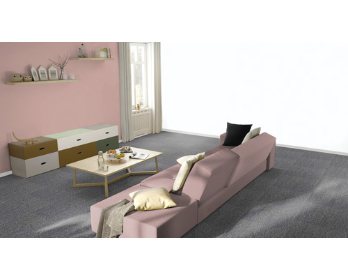 Vardagsrum med soffa, bord och byrå i modern design