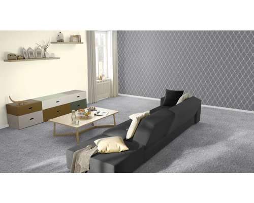 Vardagsrum med soffa, soffbord, byrå och dekoration