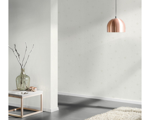 Ljust rum med mönstrad tapet, lampa och dekorativa element