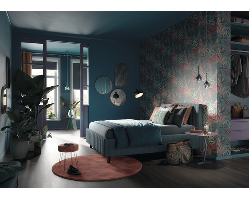 Sovrum med säng, blommig tapet, speglar och krukväxter