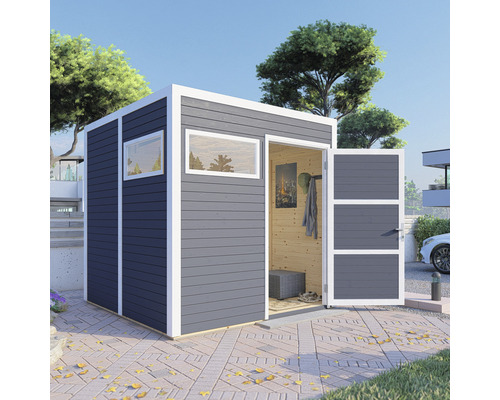 Grått trädgårdsskjul med fönster och öppen dörr utomhus.