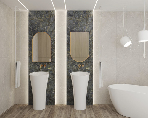 Ljust badrum med två handfat, speglar och ett badkar