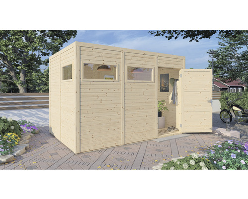 Trädgårdshus i trä med fönster och öppen dörr på en stenlagd yta