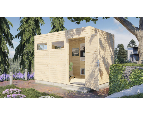 Trädgårdshus i trä med fönster och öppen dörr i en trädgård