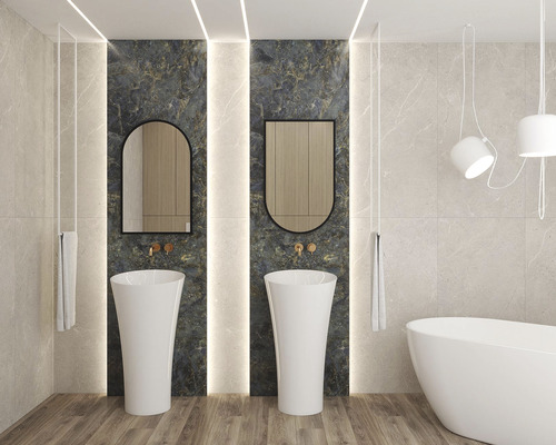 Ljust badrum med två tvättställ, speglar, badkar och belysning