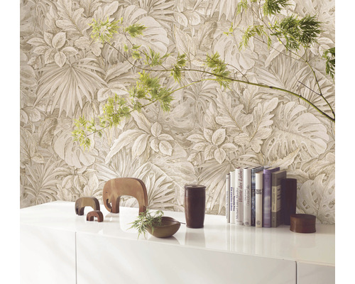 Vardagsrum med tapet med växtmönster, skänk, böcker och dekoration