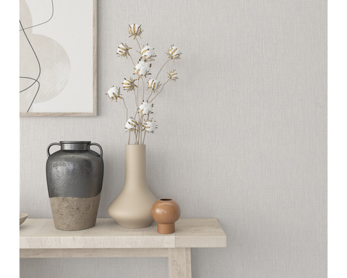 Dekorativa vaser med blomsterarrangemang på ett träbord