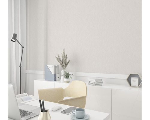 Kontor med skrivbord, stol och dekorativa föremål