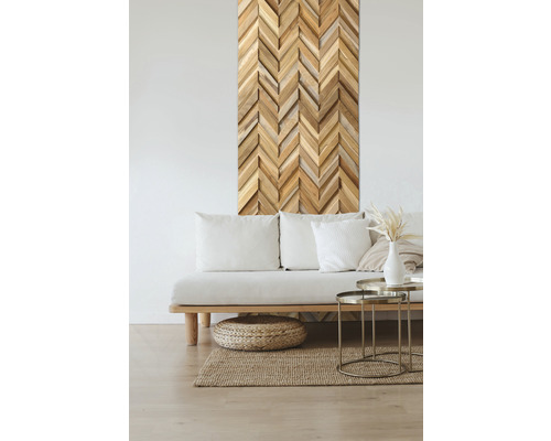 Vardagsrum med träpaneldekor i pilspetsform på väggen ovanför soffan.