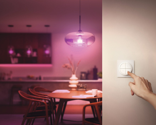 Matsal med matbord, pendellampa och styrelement på väggen