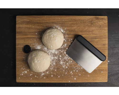 Träskiva med degportioner, degskrapa och mjöl