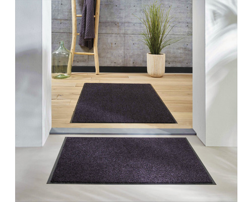 Två textilgolvmattor i entrén