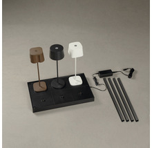 Tre bordslampor på en svart bas med tillbehör.