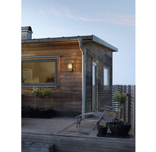 Trähus med träterrass och utebelysning