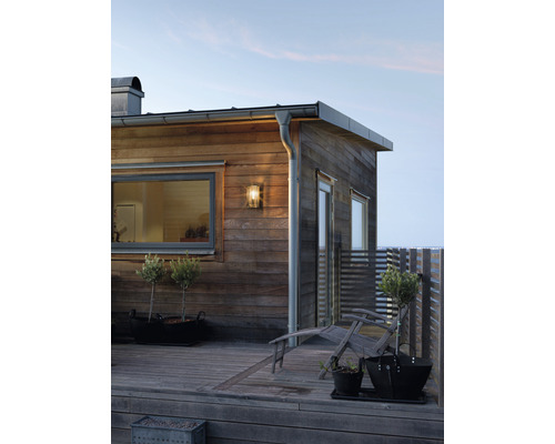 Trähus med träterrass och utebelysning