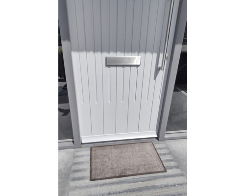 Modern ytterdörr med brevlåda och dörrmatta