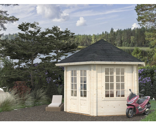 Trädgårdsscen med trädgårdshus i trä, solstol och skoter